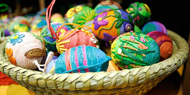 huevos-para-decorar,-huevos-decorados-con-hilos-y-cuerdas-de-colores