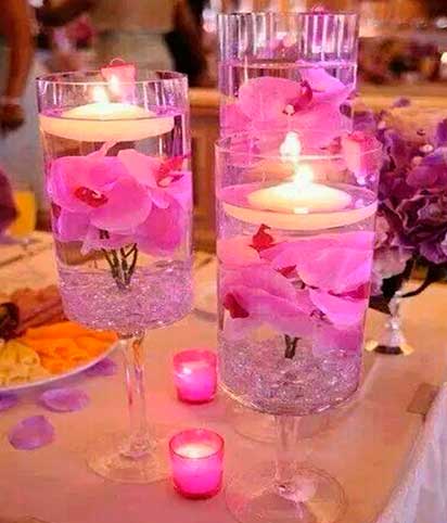 velas-flotantes-con-flores-de-orquideas-rosas-metidas-en-copas