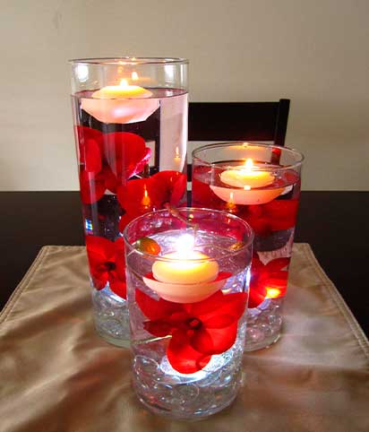 velas-flotantes-en-jarrones-redondos-con-petalos-de-rosas