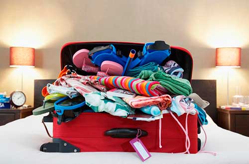 maleta-vacaciones-avion-ropa-vuelos-baratos-maleta-llena-de-ropa