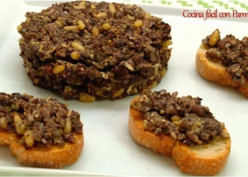 revuelto morcilla piñones