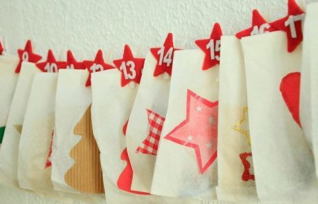 calendarios-de-adviento-bolsas-papel-con-numeros-en-fieltro-y-adornos-navideños