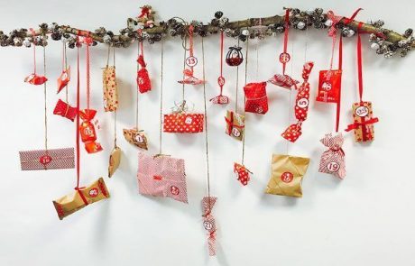 calendarios-de-adviento-hecho-con-rama-y-adornos-navidenios-con-diferentes-regalos