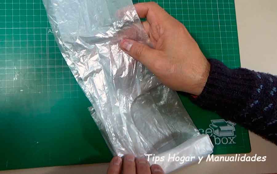 Cómo hacer un dispensador para reciclar bolsas de plástico