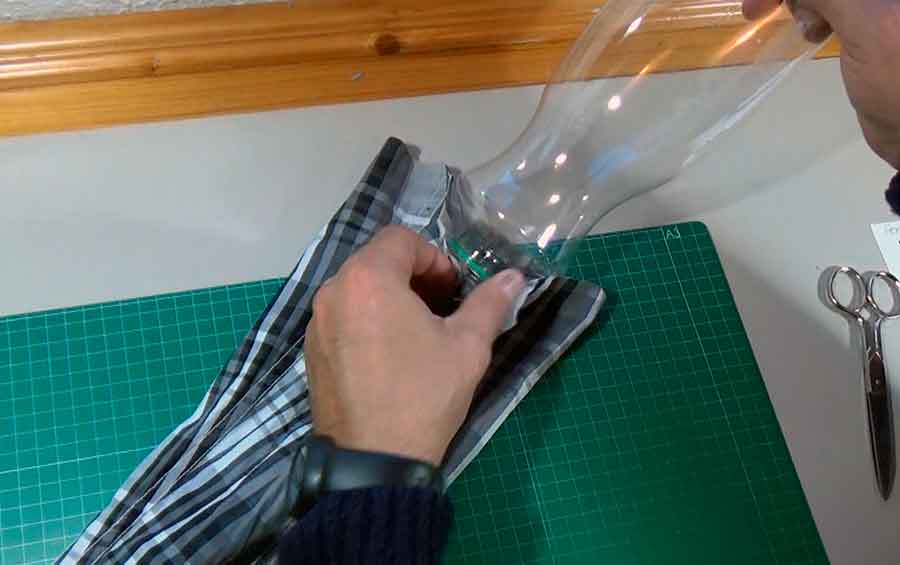 Cómo hacer un dispensador para reciclar bolsas de plástico