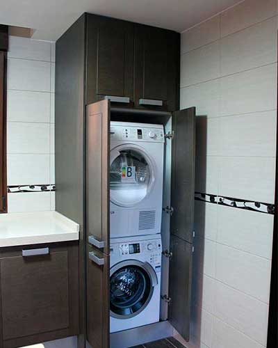 lavadora y secadora,-columna-de-lavado-en-cuarto-de-baño-en-armario-caoba