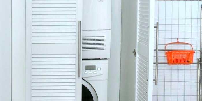lavadora y secadora,-columna-de-lavado-en-cuarto-de-baño-en-armario