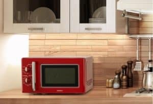 microondas retro vintage rojo en una cocina moderna