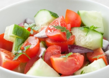 ¿Es bueno comer pepinos y tomates juntos?