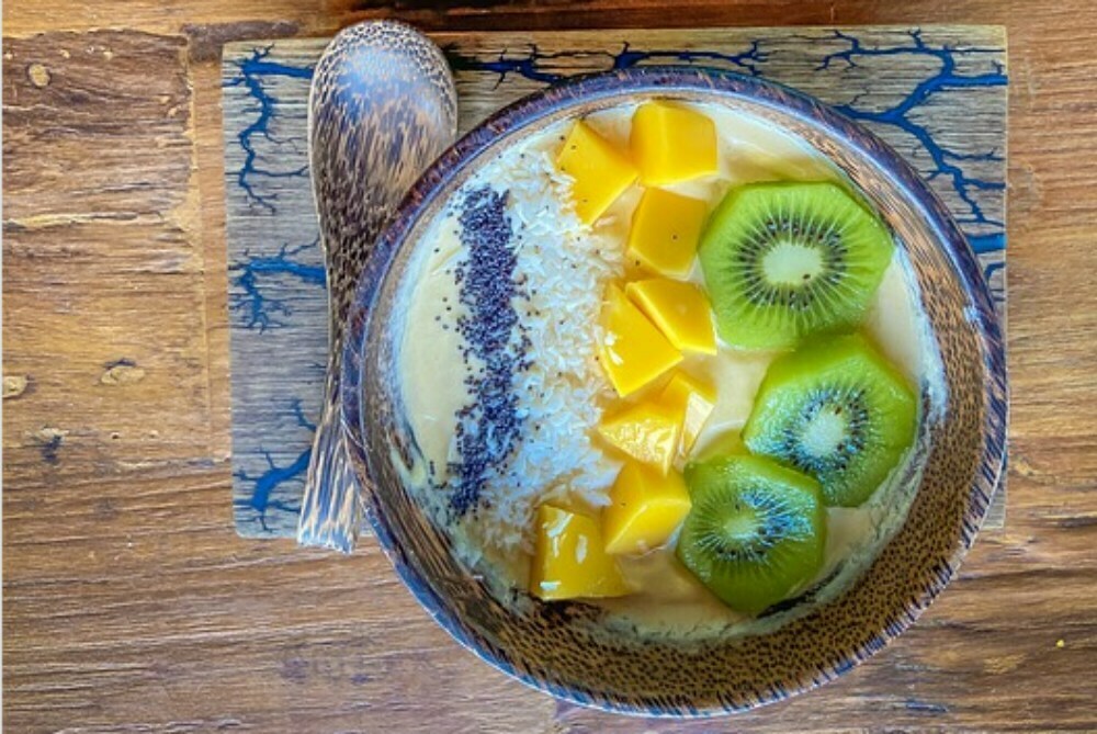 Mango, papaya, kiwi y Almendras monta este smoothie bowl