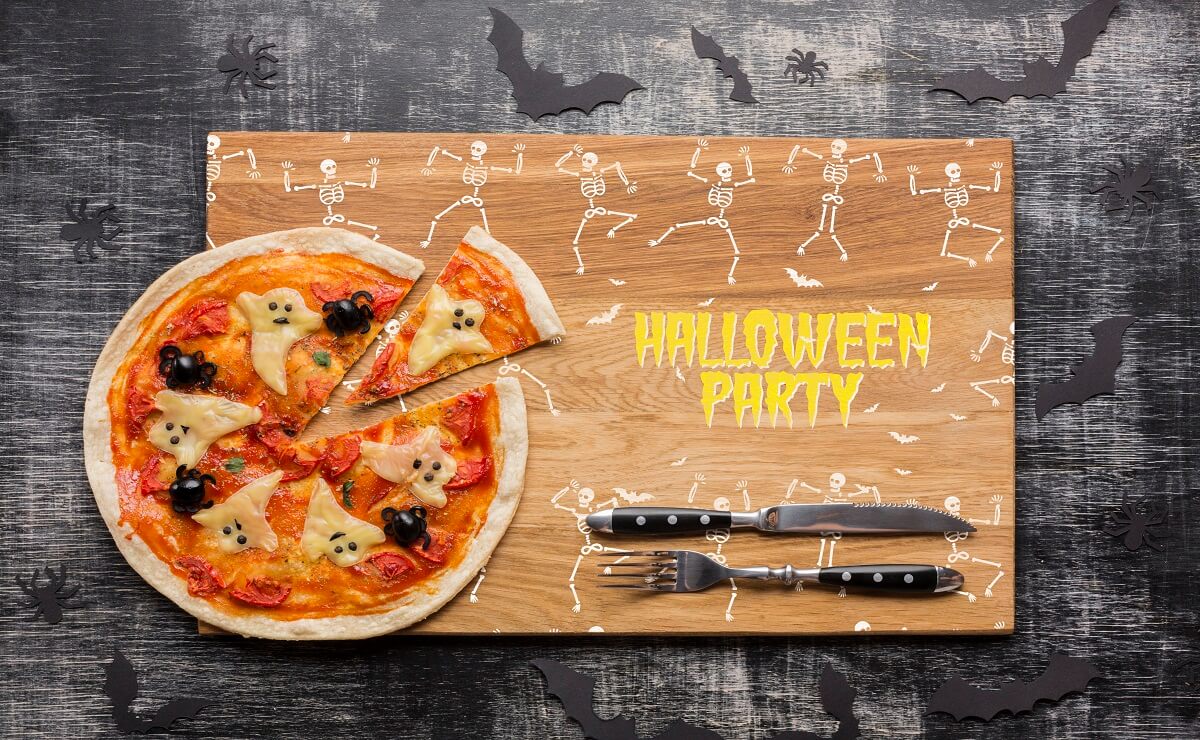 Una pizza con diseño de fantasmas