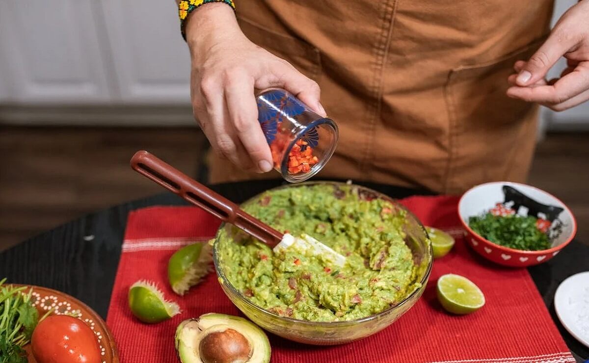 Carlos Rios lanza su receta de guacamole con sabor a aguacate