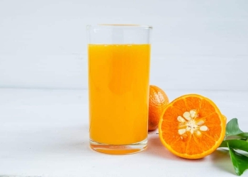 Consumir mucho zumo de naranja puede dañar el esmalte de tus dientes
