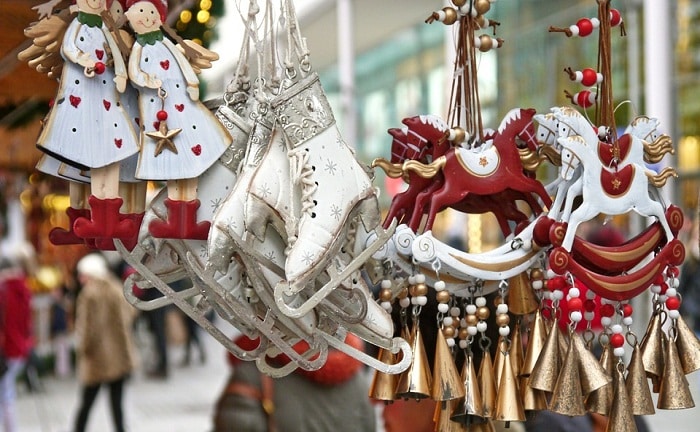 Mercadillo navidad plaza del sol madrid españa decoracion artesania belen arbol de navidad compras rebajas artesanos plaza mayor