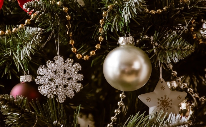 árbol de navidad decorado con bolardos