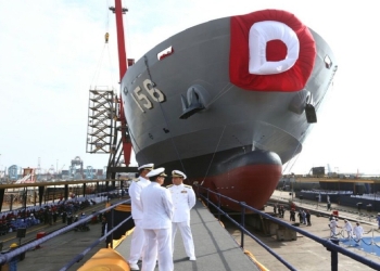 barco buque champagne bautizo lanzamiento ceremonia tradicion vino ritual nave botella bautismo botadura