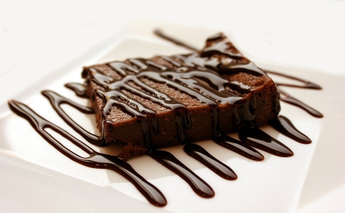 brownie con sirope de chocolate