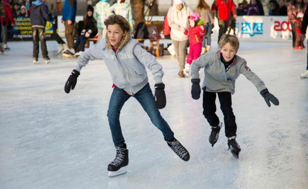 niños patinando en el hielo