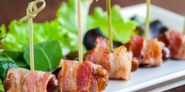 Receta de dátiles con bacon un aperitivo que mezcla dulce y salado
