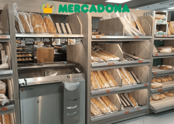 Pasillo de panadería en el interior de un Mercadona.