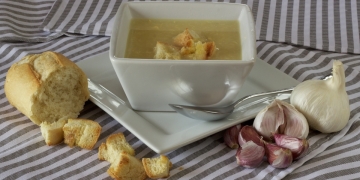 un plato de sopa de ajo rico