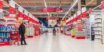 Pasillo central de un supermercado Alcampo