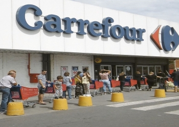 Clientes haciendo cola en un supermercado Carrefour