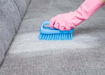 La forma correcta de limpiar un sofá de Tela con manchas que no esperarías poder quitar
