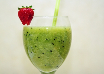 batido de kiwi con un adorno de fresa