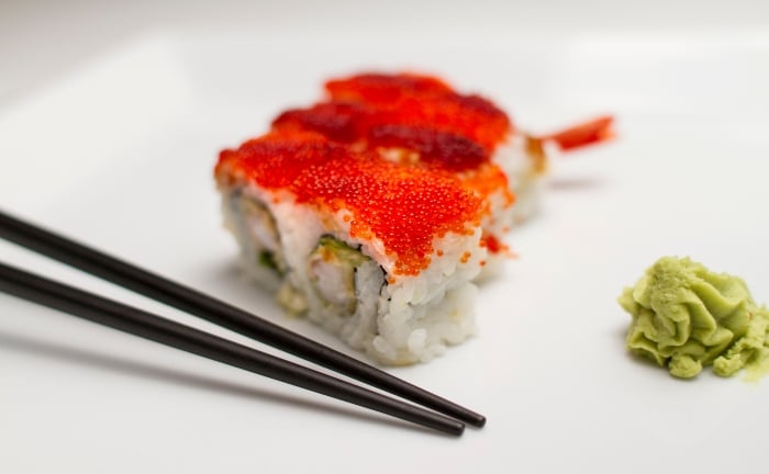 pieza de sushi con wasabi al lado