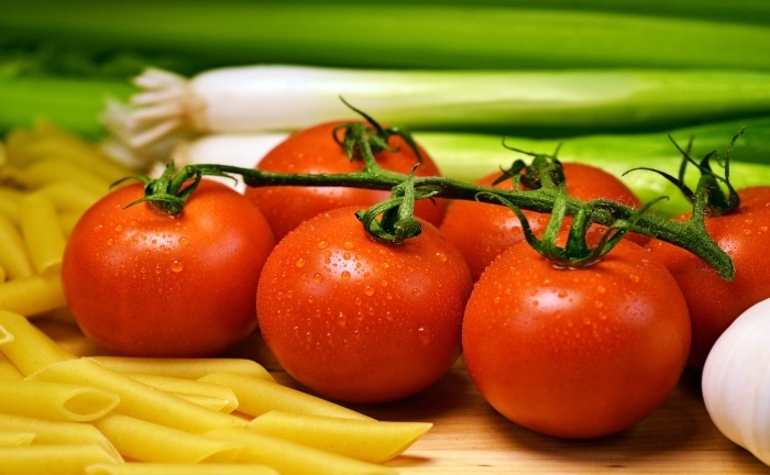 tomates con pasta y verduras