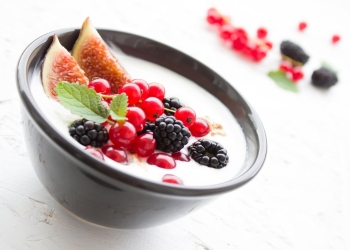 yogur natural con unas pocas frutas