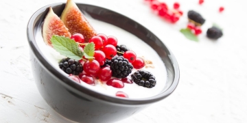 yogur natural con unas pocas frutas