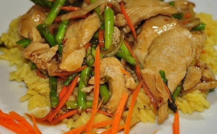 arroz con pollo y espárragos verdes