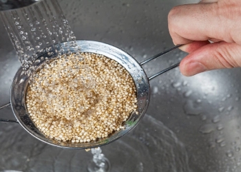 lavar escurrir quinoa agua