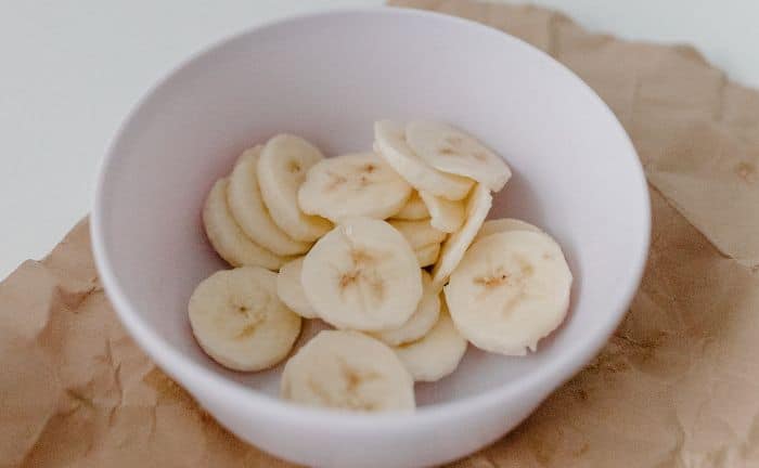 Trozos de banana en un plato