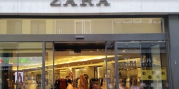 Bolsos con iniciales personalizadas de Zara