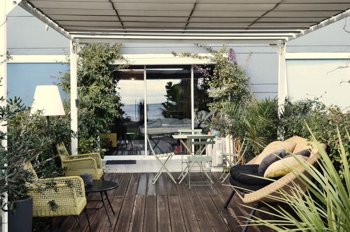 terraza sillas y plantas