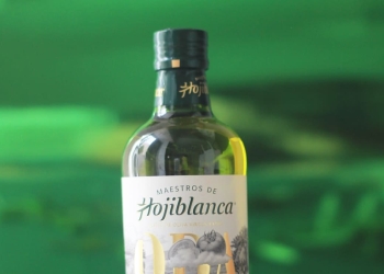 aceite de oliva conservado en su botella