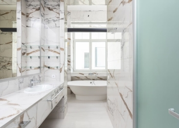 baño con ceramica de hogar de marmol