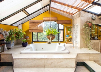 bañera rodeada de plantas