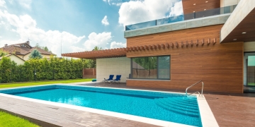 casa de madera con piscina exterior