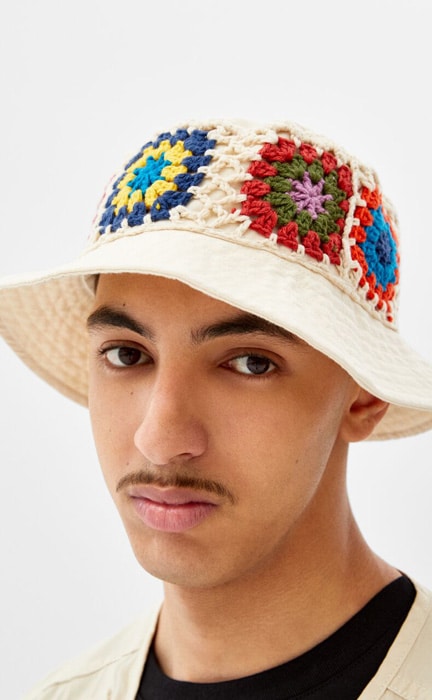 Sombrero crochet de hombre de Bershka