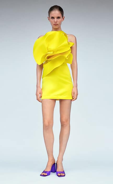 Vestido amarillo con flor voluminosa de Zara