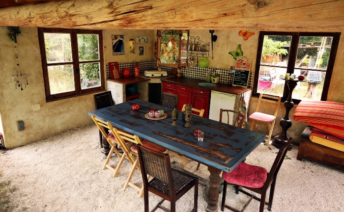 comedor de cocina rústico, con mesa zul, recargado y sillas distintas