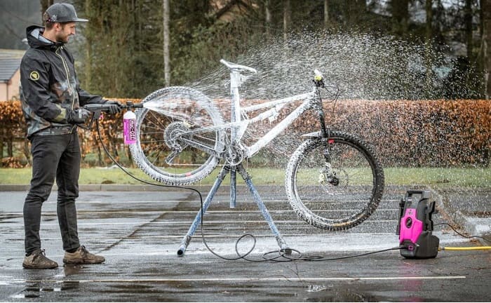 como limpiar bicicleta agua