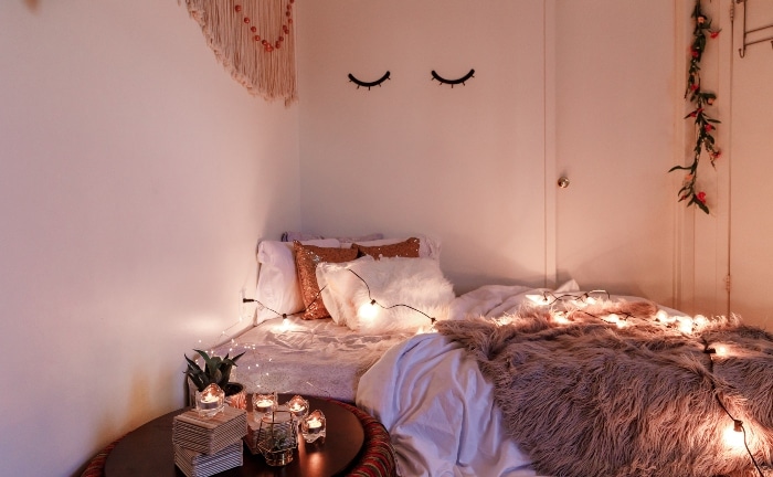 dormitorio con led, velas y guirnalda de flores