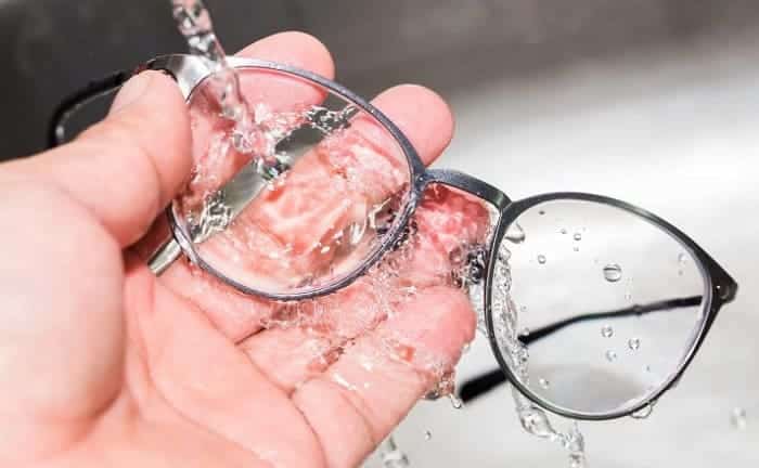 limpieza gafas agua jabon