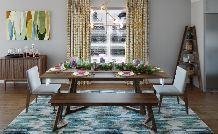 mesa de comedor en madera, con ancos y sillas beiges, centro de flores y ventana con cortina amarillas
