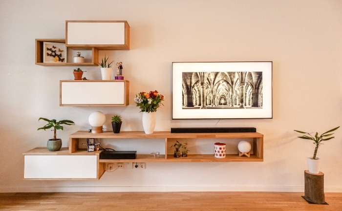 estantería de madera en el salón con diversos elementos decorativos